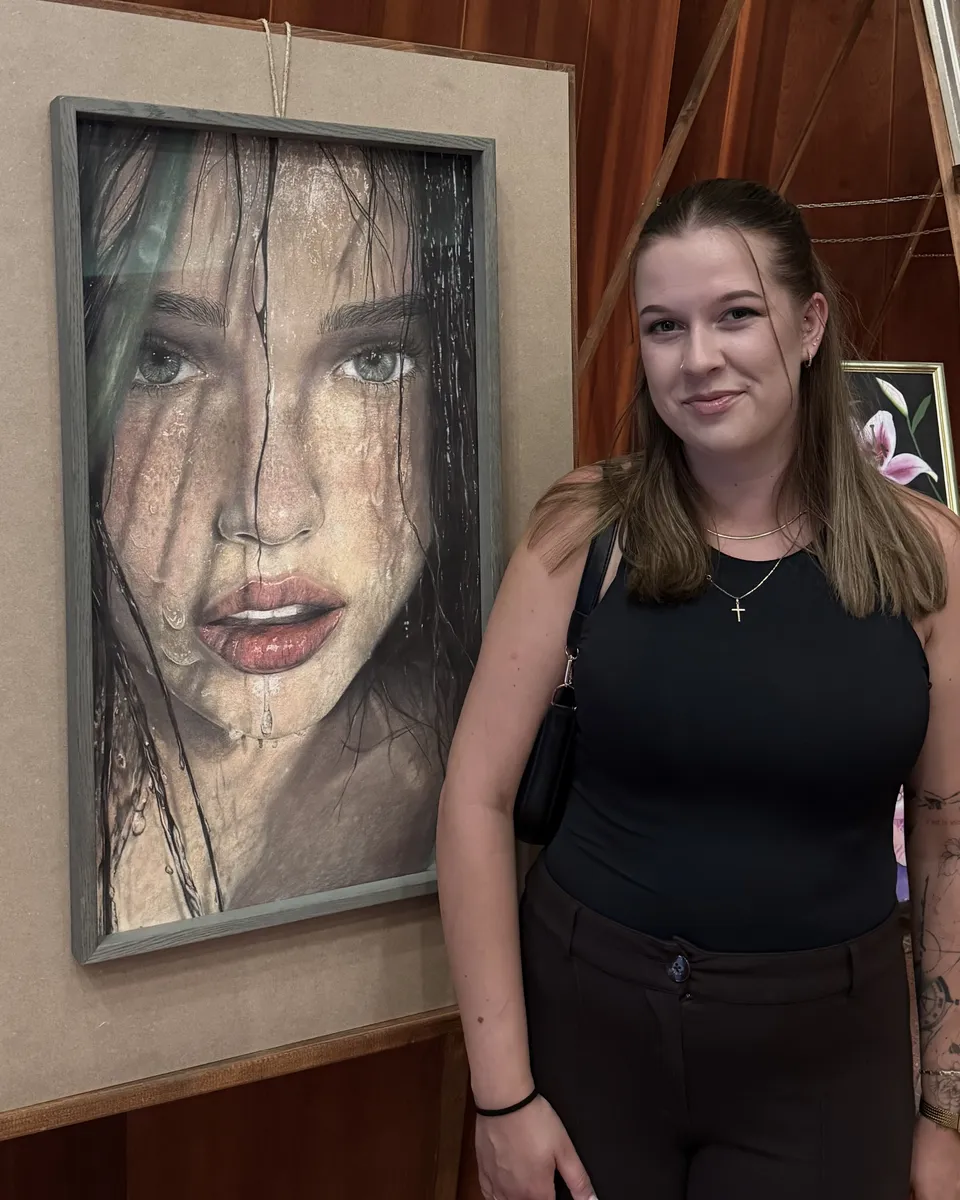 Klara ob umetniškem delu